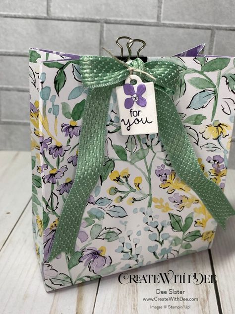 Hand Bag Gift Wrapping Ideas, Easy Gift Bags Diy, Handmade Gift Bags Paper Craft Ideas, Stampin Up Gift Bags Ideas, Handmade Gift Bags, Stampin Up Gift Bags, Loaded Paper Bags, Making A Gift Bag From Wrapping Paper, Diy Gift Bags