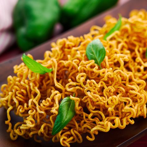 Crispy ramen chips make for a delicious savory snack food. Ramen Noodle Chips, Dry Ramen, Asian Sides, Fried Ramen, Vegetarian Ramen, Dry Soup Mix, Easy Ramen, Crispy Noodles, Noodles Ramen