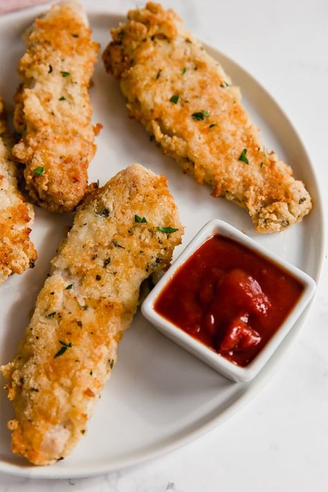 These paleo chicken tenders are made with almond flour and no eggs! They're paleo, whole30, dairy-free and gluten-free. Paleo Fall Recipes, Paleo Chicken Tenders, Buttermilk Chicken Tenders, Unbound Wellness, Crispy Chicken Tenders, Paleo Chicken Recipes, Aip Recipes, Paleo Chicken, Chicken Cutlets