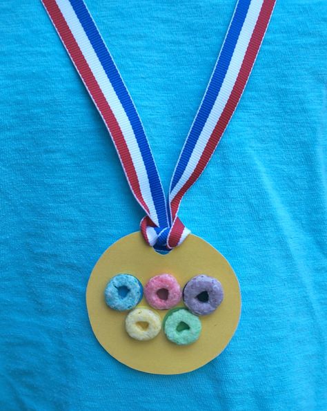 Crafts for Toddlers, Olympic Medal with Fruit Loops - Could also be great for birthday party games, or class games. Preschool Olympic Crafts, Olympics Preschool, Olympic Medal Craft, 4k Activities, Olympic Vbs, Medal Craft, Backyard Olympics, Developmental Therapy, Olympic Activities