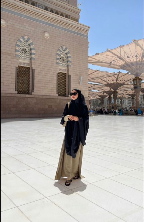 Makkah Outfit, Umroh Outfit, Outfit Muslim, Egypt Tours, Muslim Fashion Hijab Outfits, Hijab Aesthetic, Beach Photography Poses, Muslim Fashion Hijab, Muslim Lifestyle