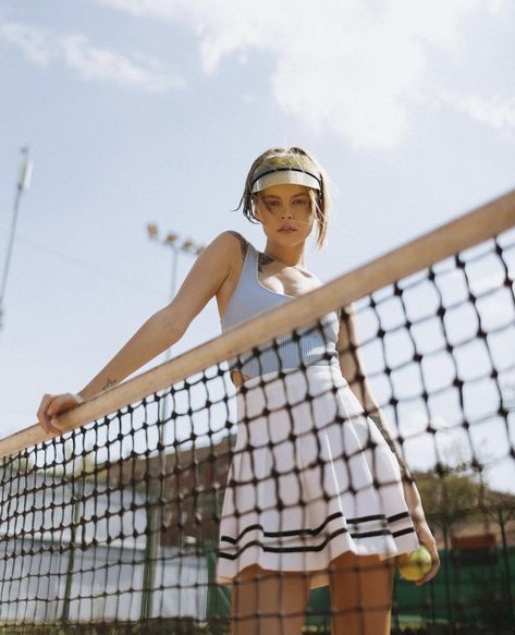 Tennis Fashion Photography, Tennis Senior Pictures, Tennis Fashion Editorial, Tennis Court Photoshoot, Mode Tennis, Women Fitness Photography, Tennis Photoshoot, Activewear Photoshoot, Tennis Photography