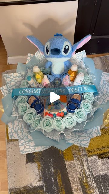 Diaper Bouquet For Baby Boy, Baby Shower Bouquet Ideas, Diaper Bouquet Diy, Diaper Bouquet Tutorial, Spirit Posters, Baby Shower Bouquet, School Spirit Posters, Baby Chanel, Diaper Bouquet