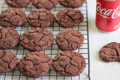 Chocolate Coca-Cola Cookies Cola Cookies, Coca Cola Cupcakes, Coca Cola Recipes, Cola Recipe, Soda Flavors, Welcome To Christmas, Holiday Baking Recipes, Types Of Desserts, Cookie Crumbs