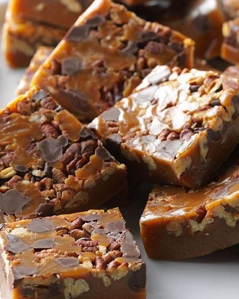 Chocolate Pecan Caramels Taste Of Home, Coated Popcorn, Carmel Chocolate, Holiday Deserts, Chocolate Apricot, Home Chocolate, Christmas Delights, Caramel Recipes, Chocolate Pecan