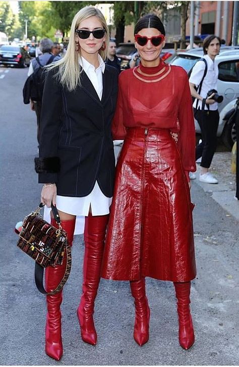 Red Leather Skirt Outfit Street Style, Chic Red Midi Skirt, Red Skirt Street Style, Red Leather Skirt Outfit, Luxury Red Chic Skirt, Dark Red Leather Skirt, Giovanna Battaglia Engelbert, Rok Outfit, Giovanna Battaglia