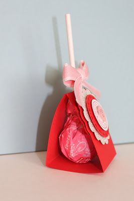 Just Julie B's Stampin' Space: Stand-Up Lollipop Treat - and tutorial! Tootsie Pop, Candy Crafts, בר מצווה, Candy Holder, Treat Gift, Treat Holder, Valentine Treats, Candy Gifts, Valentine Day Crafts