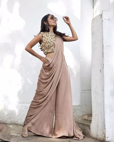 Unique, New Ways Of Draping A Saree That We Spotted Off Recently | WedMeGood Draping Ideas, Draping Styles, Saree Draping Styles, Saree Draping, Salwar Kamiz, Traditional Indian Outfits, Indian Gowns Dresses, Indian Gowns, Ethnic Outfits