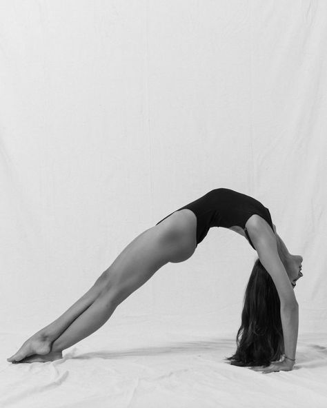 Flexibility Photo Ideas, Great Posture Aesthetic, Yoga Professional Photos, Open Yoga Studio, Yoga Photoshoot Studio, Hand Stand Aesthetic, Yoga Influencer Aesthetic, Black And White Yoga Photography, Yoga Handstand Aesthetic