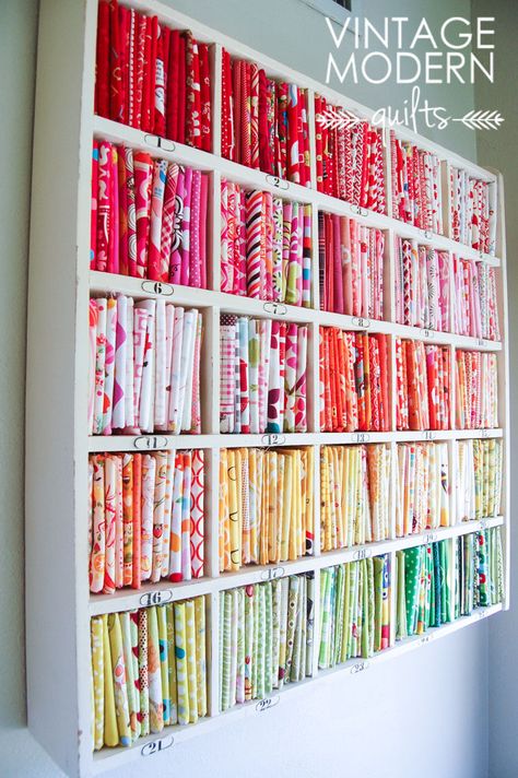 Rangement Art, Quilt Room, Sewing Room Inspiration, Sewing Room Storage, Sewing Spaces, Craft Sewing Room, Sewing Craft Room, Quilt Studio, Sewing Room Design