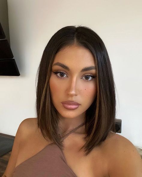 Short Dark Brown Hair, Short Dark Hair, Brown Hair Inspo, Short Brown Hair, Lob Haircut, Brown Hair Balayage, Haircuts Straight Hair, Hair Inspo Color, Light Hair