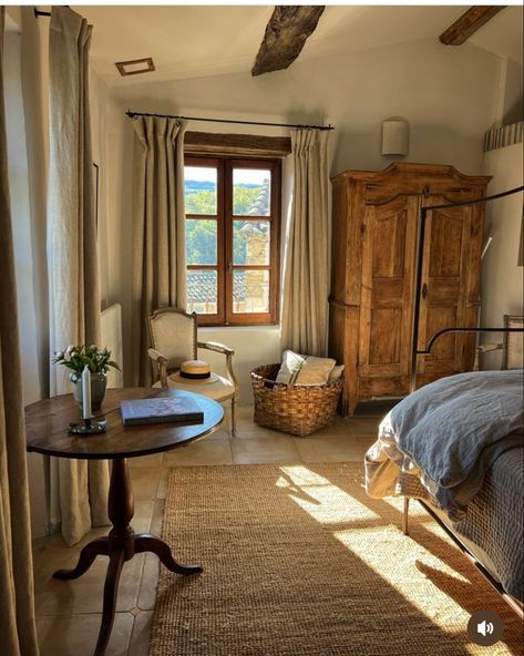 Italian Apartment Bedroom, Italian House Interior Bedrooms, Italian Cottage Bedroom, Italian House Interior, Italian Cottage, Italian Apartment, Mediterranean Bedroom, Countryside Life, Italian Bedroom