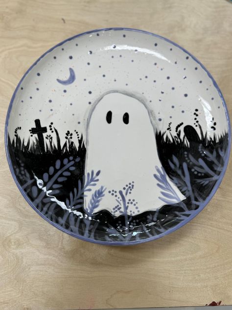 Hand painted ghost plate. Halloween Plate Painting Ideas, Ghost Pottery Painting, Halloween Ceramics Ideas Painting, Fall Painted Pottery, Pottery Painting Gift Ideas, Pottery Painting Coaster, Slab Plates Ceramics, Ceramic Painting Plates, Air Dry Clay Tray Ideas