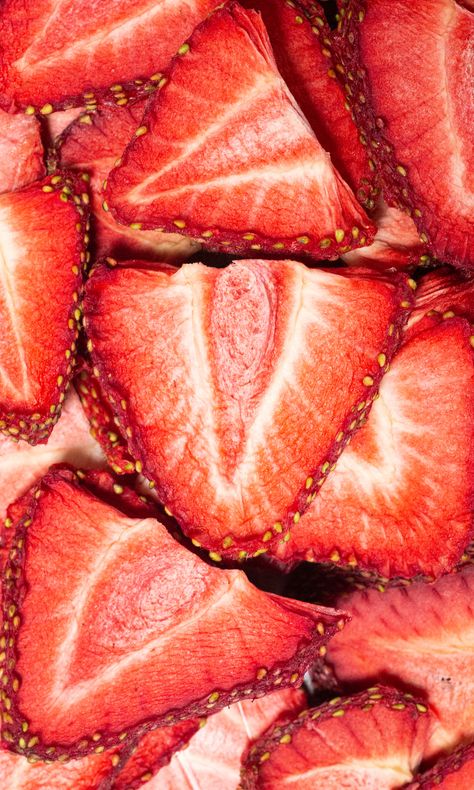 Dehydrator Strawberries Strawberry Chips, Preserve Fruit, Limeade Drinks, Dehydrated Strawberries, Strawberry Huller, Fruit Cupcakes, Vegan Snack Recipes, Berry Tart, Cherry Limeade