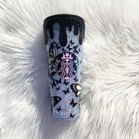 The Butterfly Theme Snowglobe Tumbler💕 Starbucks Snowglobe Tumblers  The lid is blinged out with beautiful Black or Midnight AB Rhinestones This tumbler is such a cute girly tumbler. Its perfect for a gift or even yourself!  This tumbler features various types of butterfly all over the tumbler. You have the choice of the pastel version with black rhinestones or the non pastel version with midnight stones. Either way you will end up with a beautiful tumbler. Inside these tumblers also have a col Disney Bling Tumbler, Drip Tumbler, Snowglobe Tumblers, Starbucks Cup Design, Starbucks Cup Art, Starbucks Tumbler Cup, Bling Tumbler, Fancy Cup, Snowglobe Tumbler