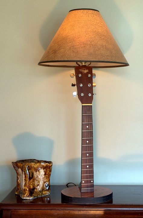 Guitar Lamp, Skateboard Room, Recycled Lamp, Guitar Crafts, Guitar Room, Diy Lampe, Upcycled Home Decor, Music Decor, Guitar Art