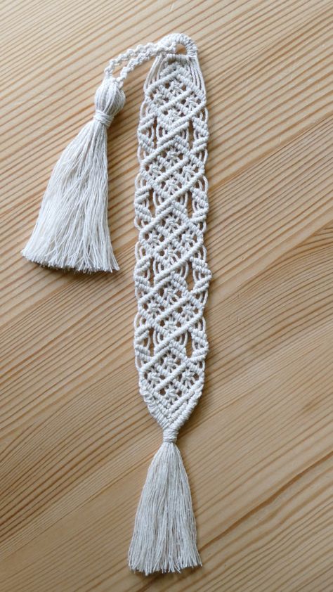 DIY BOHO BOOKMARK with TASSEL Macrame Bookmarks Diy, Macrame Bookmark Diy, Macrame Bookmark Tutorial, Bookmark Macrame, Beginner Macrame Projects, Macrame Bookmarks, Macrame Bookmark, Easy Crochet Bookmarks, Macrame School