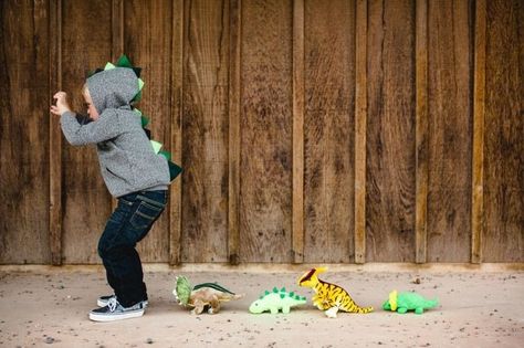 Dino Dino Theme Photo Shoot, Dino Birthday Pictures, Three Rex Photo Shoot, Dinosaur Birthday Photoshoot, Dinosaur Birthday Pictures, Dinosaur Birthday Photo Shoot, Dinosaur Photoshoot, Dinosaur Birthday Party Decorations, Boy Photo Shoot