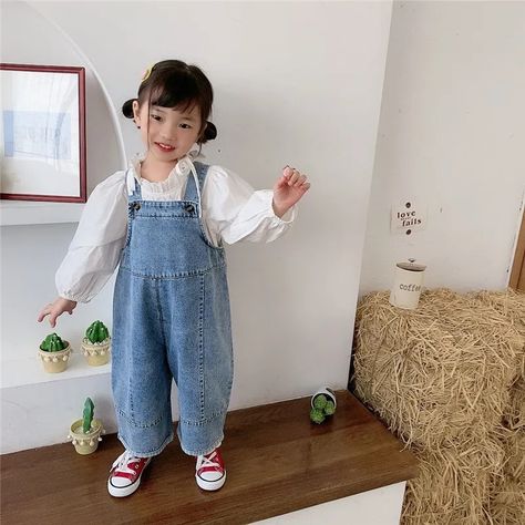 Baby Girl Dungarees Outfit, Baby Korea, Overalls Casual, Jeans Petite, Look Jean, Spring Kids, Denim Dungarees, Kids Wardrobe, Jeans Casual