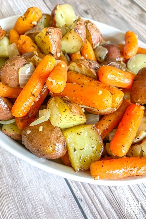 Keto Easter, Easy Roasted Potatoes, Dinner Meat, Carrots Side Dish, Cook Potatoes, Roasted Potatoes And Carrots, Dinner Keto, Potatoes And Carrots, Healthy Easter