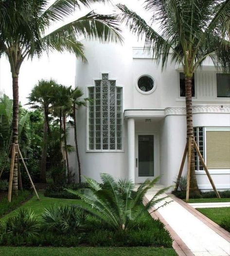 1930’s Art Deco Art Deco Miami, Art Deco Landscape, Art Deco Houses, Miami Architecture, Beach Art Deco, Miami Interiors, Miami Art Deco, Art Deco Interior Design, Path Design