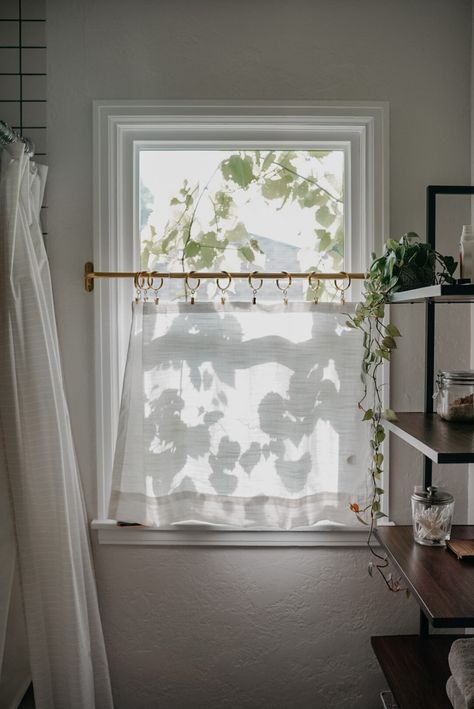 Small Bathroom Window, Bathroom Window Curtains, Bathroom Window Treatments, Interior Simple, Bathroom Window, Cottage Bathroom, Bathroom Windows, Bathroom Refresh, Cafe Curtains