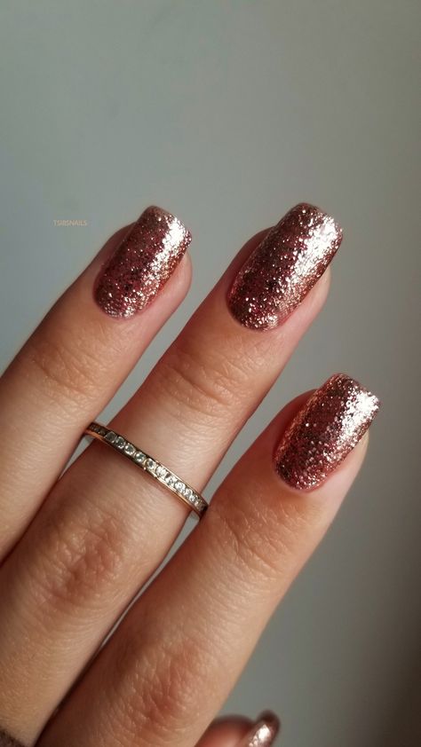 Rose Gold Shimmer Nails, Sparkly Rose Gold Nails, Christmas Minimal Nails, Gel Nails Squoval, Xmas Nails Square, Rose Gold Sparkle Nails, Rose Gold Glitter Nails, Nail Inspo Simple, Event Nails