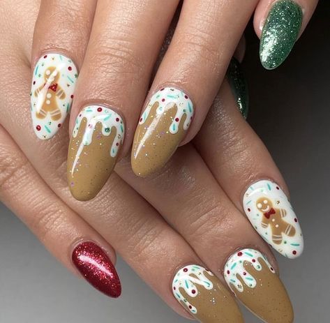 30 Gingerbread Nails for Your Christmas Mani - Betty Beautylicious Gingerbread Nail Art, Nails Design Christmas, Gingerbread Nails, Christmas Mani, Xmas Gingerbread, Christmas Manicure, Acrylic Set, Pedicures, Xmas Nails