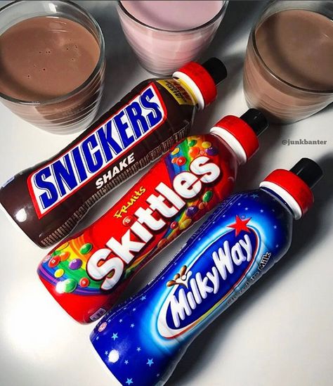 Snickers Drink, Instant Coffee Dessert Recipes, Skittles Drink, Milk Drinks, Secret Starbucks Drinks, Diy Snacks, Candy Drinks, Roasted Butternut Squash Soup, Junk Food Snacks