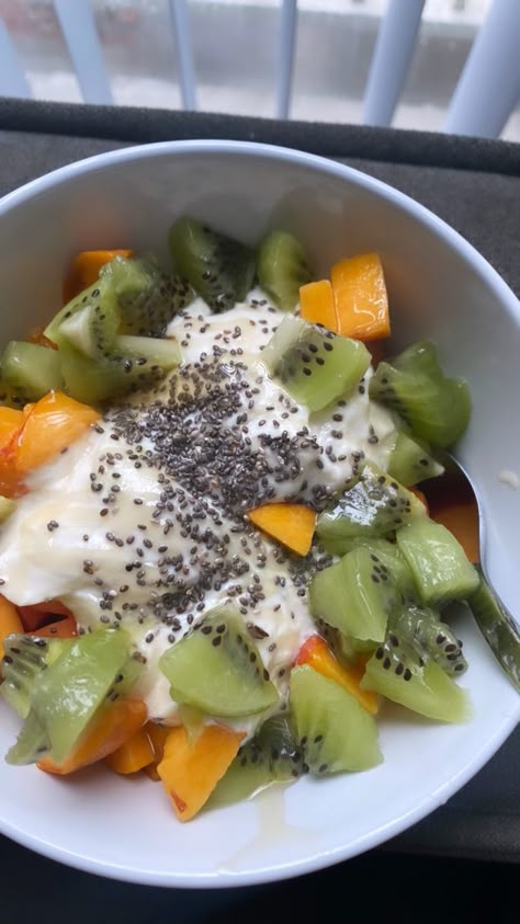 Kiwi Breakfast, Papaya Recipes, Yoghurt Bowl, Draw Food, Good Meals, Plant Based Foods, Eat At Home, Just Girl, Healthy Lifestyle Food