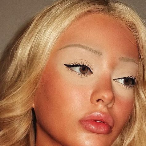 Isa on Instagram: "tan lines ☀️" Sunburn Makeup, Tan Makeup, Tanned Makeup, Makeup Tut, Cute Makeup Looks, Girl Things, Makeup Obsession, Halloween 2024, Tan Lines