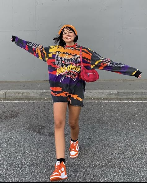 Looks Hip Hop, Womens Sweatshirts Fashion, Fest Outfits, Y2k Aesthetic Outfits, Indie Outfits, Style Streetwear, Print Sweatshirt, Oversized Sweatshirt, Looks Vintage