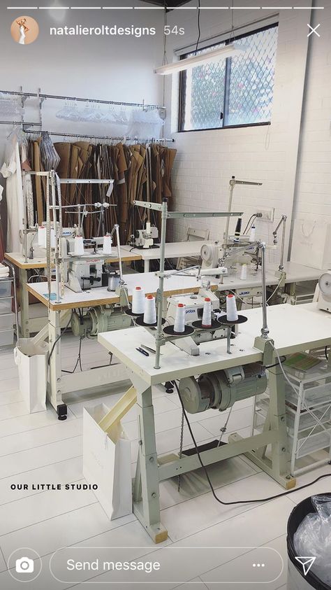 Tailor atelier Art And Sewing Studio Ideas, Tailor Studio Work Spaces, Tailor Room Ideas, Tailoring Workshop Design, Fashion Designer Atelier, Tailor Workspace, Fashion Designer Studio Office, Industrial Sewing Room, Fashion Studio Workspace