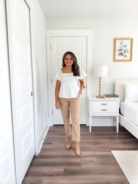 summer outfit / white blouse / khaki pants / nude heels / office outfit / workwear Heels Office Outfit, Workwear Summer, Smart Outfits, Summer Workwear, Heels Office, Outfit White, Smart Outfit, Office Outfit, Nude Heels