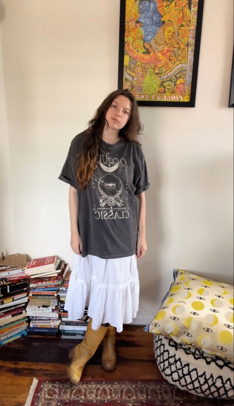 frye campus boots, leather vintage boots, long white skirt / maxi dress, faded t shirt. style inspo ideas. vintage thrifted outfits. Frye Boots Outfit, Fall Maxi Skirt Outfits, Summer Fall Outfit, Leather Boots Outfit, Summer Autumn Outfit, Long White Skirt, Frye Campus Boots, Skirt Outfit Fall, Campus Boots