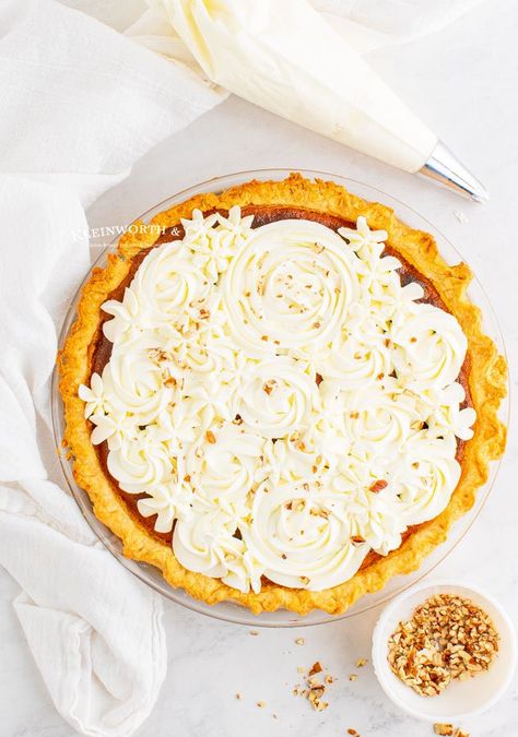 Pie Decoration Whipped Cream, Pumpkin Pie Whipped Cream Decoration, Piped Whipped Cream On Pie, Pumpkin Pie With Whipped Cream, Whipped Cream Pie Decoration, Decorated Pecan Pie, Whipped Cream Pie Topping, Pumpkin Pie Decoration, Pumpkin Creme Pie