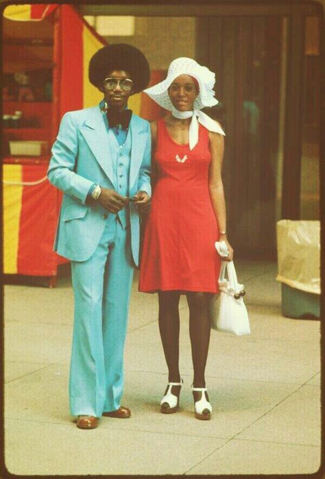 Beautiful black couple in the 70's 1970s Prom, 70s Mode, Vintage Foto's, Older Mens Fashion, Classy People, African American Fashion, Prom Outfit, Michigan Avenue, Richard Avedon