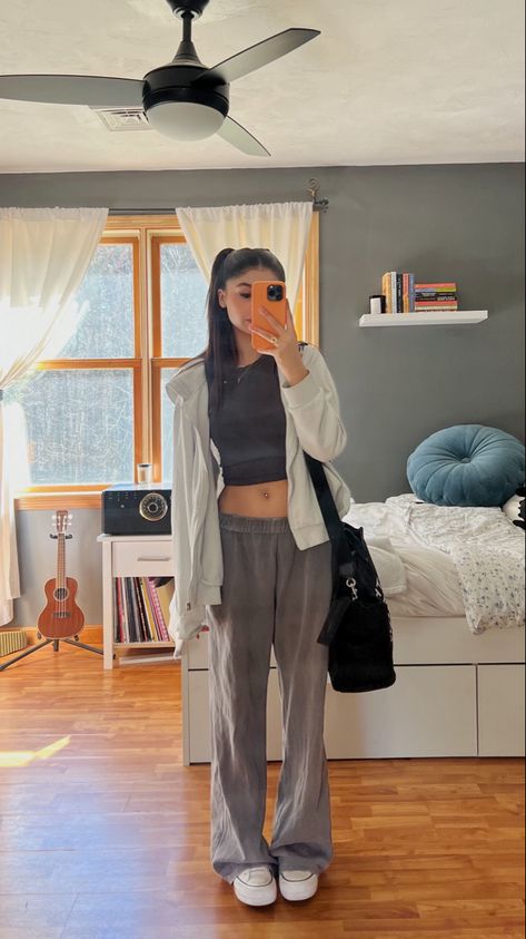 Casual Winter Outfits Comfy Sweats, Sweatpants Outfit Girl, Brandy Sweatpants Outfit, Grey Converse Outfit, How To Style Grey Sweatpants, Outfit Ideas With Sweatpants, Girl Sweatpants Outfit, Sweatpants Outfit Fall, Outfits For Cold Days