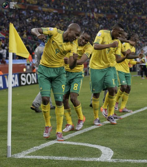 South Africa celebrates first goal in the first game of the 2010 world cup South Africa Football Team, Fifa World Cup 2010 South Africa, 2010 World Cup South Africa, African Celebrations, Soccer Celebrations, World Cup Celebration, Soccer City Stadium, South African Celebrities, Football Celebrations