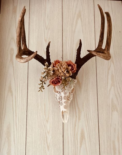 Bedazzled Deer Skull, Antler Art Diy, Deer Skull With Flowers, Painted Deer Antlers, Antlers With Flowers, Deer Antler Ideas, Dear Antlers, Antler Centerpiece, Deer Skull Decor