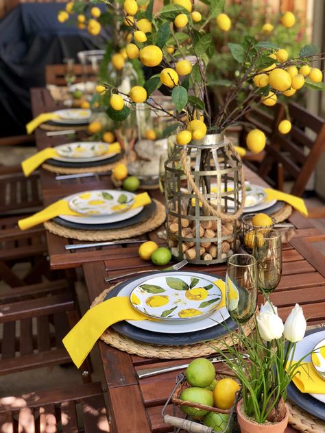 Lemon Tablescape, Clover Lawn, Lemon Kitchen Decor, Summer Tablescapes, Lemon Kitchen, Tafel Decor, Table Setting Decor, Dinner Table Setting, Dinner Table Decor