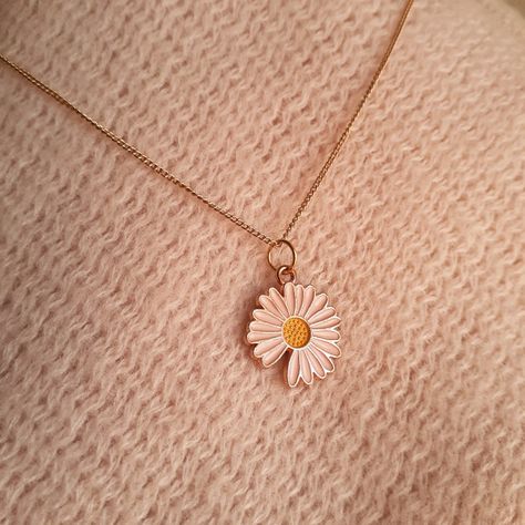 Daisy Pendant, Pretty Jewelry Necklaces, Daisy Necklace, Gold Rings Fashion, Family Jewels, Rings Fashion, Fame Dr, Anniversary Jewelry, Dainty Necklace