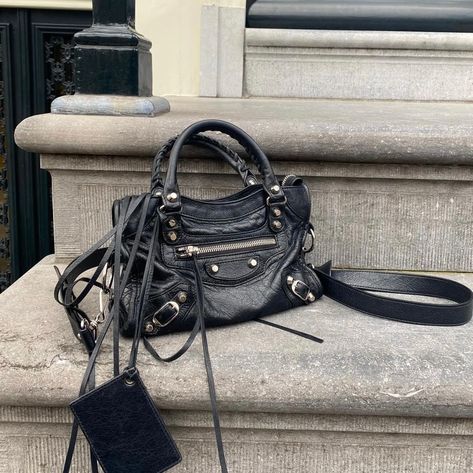 Balenciaga Mini City Bag, Balenciaga Classic City Bag, Balenciaga Mini City, Runway Vintage, Balenciaga Classic City, Statement Handbag, Fashion Week Trends, Black Balenciaga, Bag Obsession