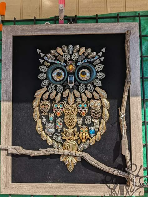 Owl Jewelry Art, Old Watches Crafts Ideas, Broach Tree, Broken Jewelry Crafts, Jewelry Tree Art, Vintage Jewelry Tree, Jewelry Tree Craft, Jewelry Art Ideas, Beads Belt