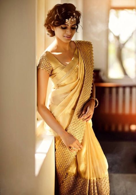 Gorgeous Gold #Saree. www.thevogueoutlet.com Gold Saree, Golden Saree, Saree Bollywood, Salwar Kamiz, Bridal Silk Saree, Ghagra Choli, Indian Couture, Indian Attire, Manish