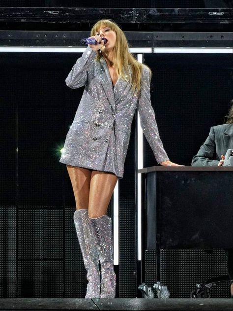 Taylor Swift Costume, Taylor Swift Fotos, Taylor Swift Dress, Silver Blazer, Taylor Outfits, Taylor Swift Party, Taylor Swift Tour Outfits, Taylor Swift New, Estilo Taylor Swift