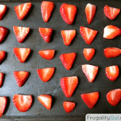 Strawberries In The Oven, Dry Strawberries, Oven Dried Strawberries, Dried Fruit Recipe, Dehydrated Strawberries, New Oven, Dehydrated Fruit, Dried Strawberries, Weird Food