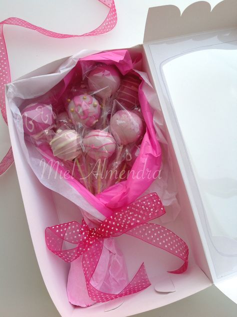 Bouquet cake pops Valentine’s Day Cake Pop Bouquets, Cake Pops Gift Ideas, Cake Pops Mothers Day, Cakepop Bouquet Valentines Day, Valentine Cake Pops Bouquet, Cake Pop Bouquet Valentine, Cake Pops San Valentin, Mother’s Day Cake Pops, Cakepops Bouquet