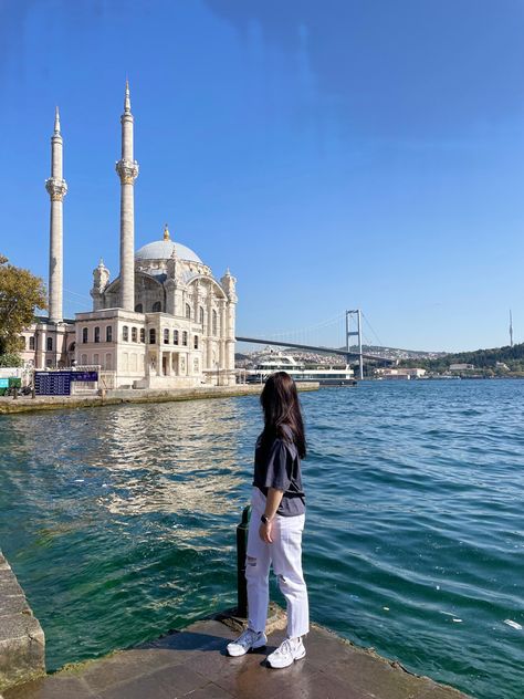 Istanbul Pose Ideas, Photo In Turkey, Istanbul Poses, Poses In Istanbul, Istanbul Turkey Picture Ideas, Istanbul Photo Ideas, Istanbul Style, Best Anime List, Asian Style Clothes