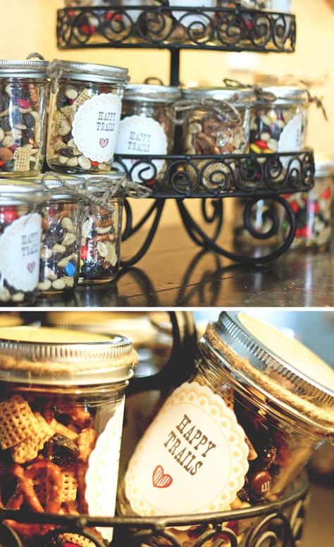 This western baby shower is full of simple, but thoughtful details. Great ideas for a baby shower or any western themed party! Western Party Favors, Baby Shower Favours For Guests, Boy Baby Shower Ideas, Cowboy Baby Shower, Western Baby, Western Theme Party, Diy Party Favors, Western Babies, Western Parties